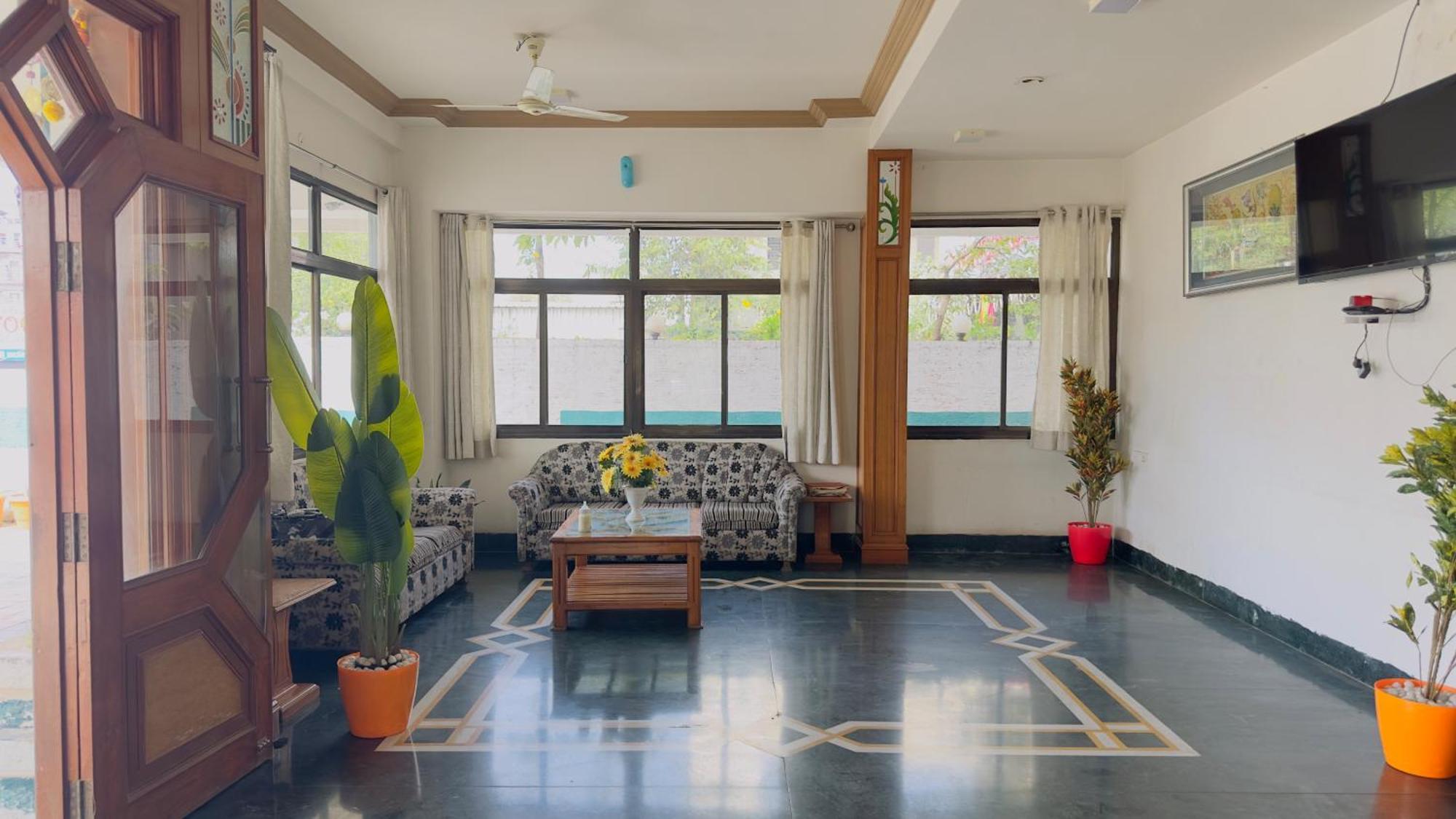 Hotel Indore Palace - Feel At Home Ширди Екстериор снимка