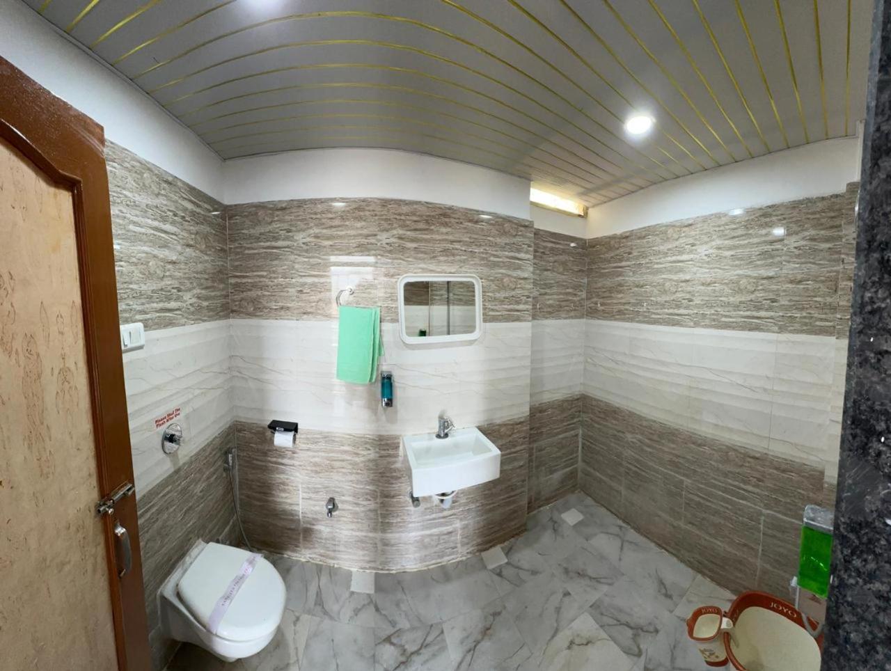 Hotel Indore Palace - Feel At Home Ширди Екстериор снимка
