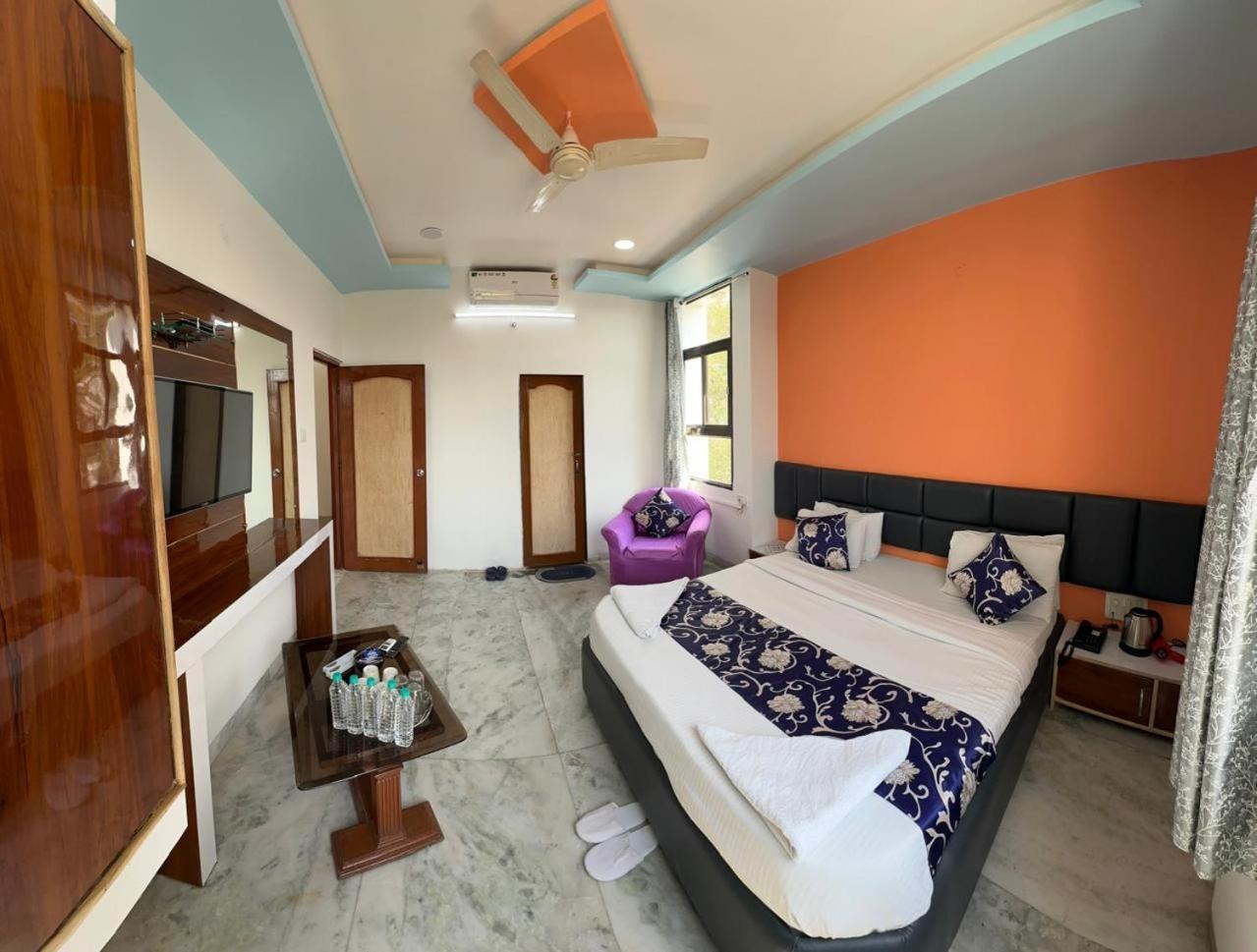 Hotel Indore Palace - Feel At Home Ширди Екстериор снимка
