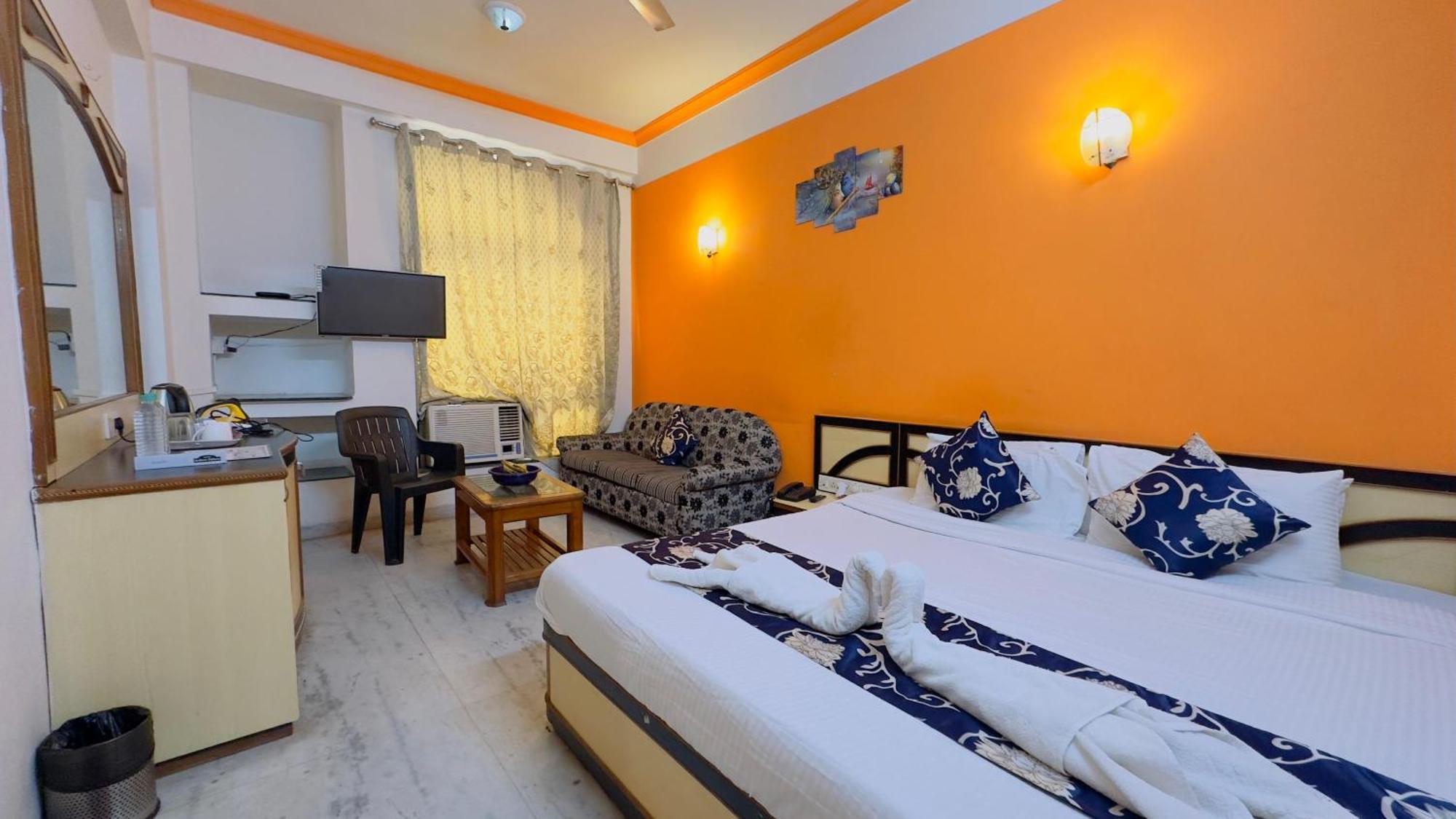Hotel Indore Palace - Feel At Home Ширди Екстериор снимка